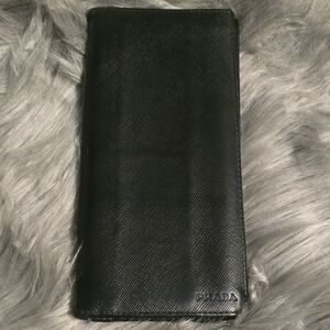 Prada Elegant Black Leather Card Holder